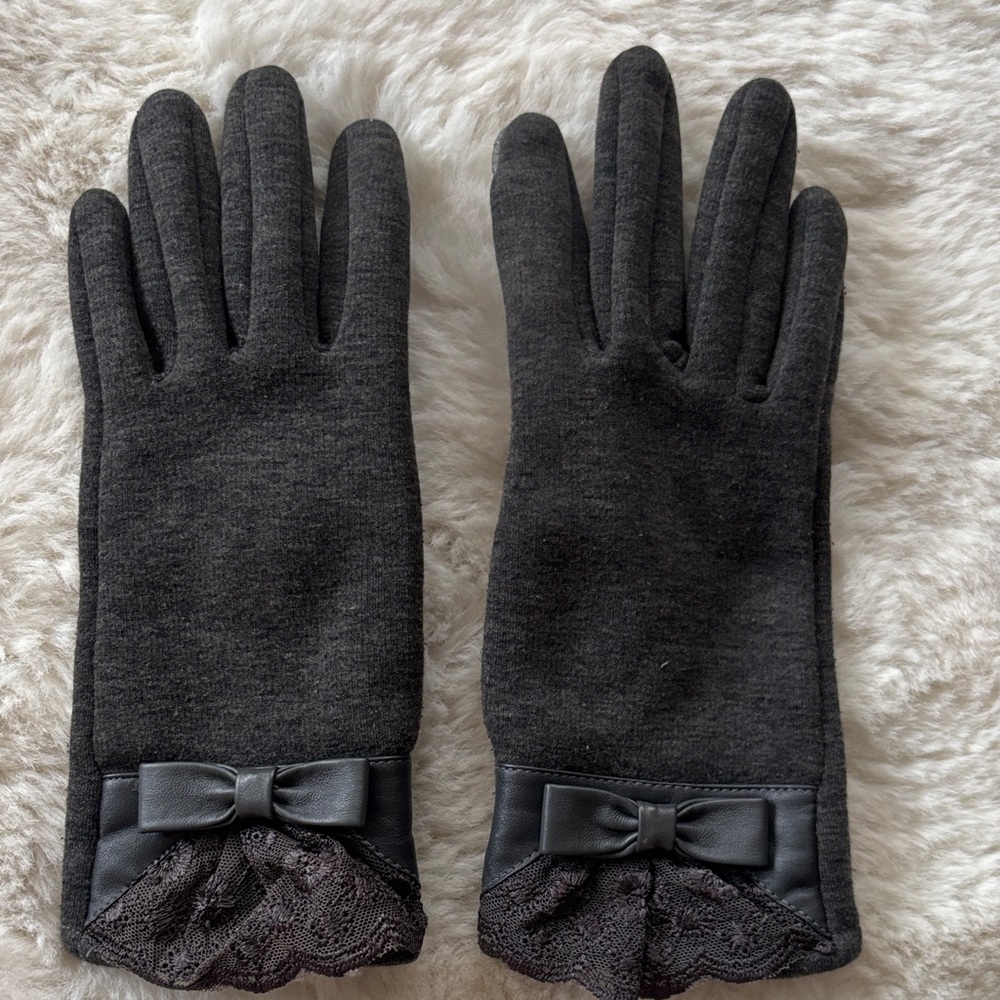 Elegant Black Gloves with Lace Trim